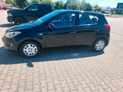Gebraucht Hyundai i20 86 PS (63 kW) 2013 Schwarz Kleinwagen