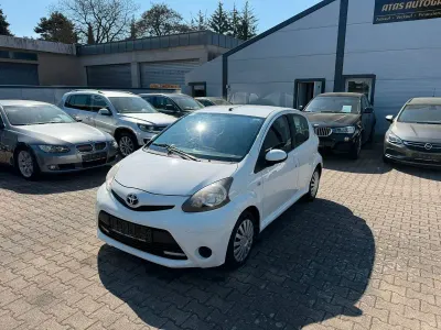 Gebraucht Toyota Aygo 68 PS (50 kW) 2013 Weiß Kleinwagen