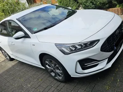Używany Ford Focus ST-Line 125 KM (91 kW) 2022 Biały Sedan/Limuzyna