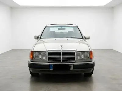 Gebraucht Mercedes 200 133 PS (97 kW) 1993 Gold Limousine