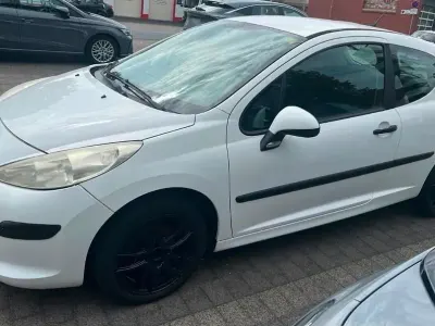 Gebraucht Peugeot 207 73 PS (53 kW) 2009 Weiß Kleinwagen