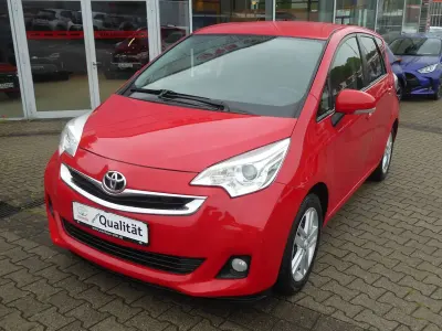 Gebraucht Toyota Verso-S Club 99 PS (72 kW) 2014 Super red 5 Van / Kleinbus