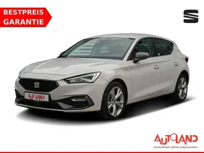 Używany Seat Leon FR 204 KM (150 kW) 2022 Biały Sedan/Limuzyna