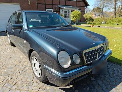 Gebraucht Mercedes E240 170 PS (125 kW) 1997 Blau Limousine