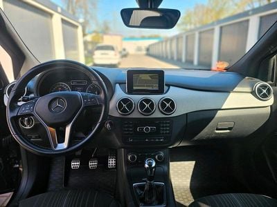 Usata Mercedes B180 122 CV (89 kW) 2014 Nero Monovolume