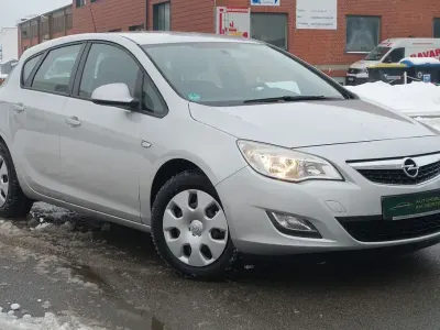 Second-hand Opel Astra Edition 116 CP (85 kW) 2010 Argintiu Berlinǎ