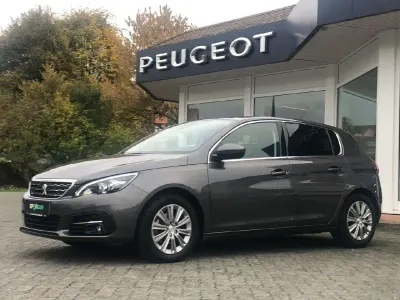 Gebraucht Peugeot 308 Allure 131 PS (96 kW) 2021 Lackierung platiniumgrau/meta Limousine