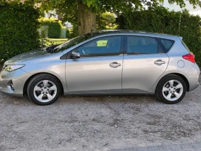 Gebraucht Toyota Auris Executive 99 PS (72 kW) 2013 Grau Kleinwagen