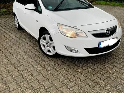 Gebraucht Opel Astra Design Edition 160 PS (117 kW) 2011 Weiß Kombi