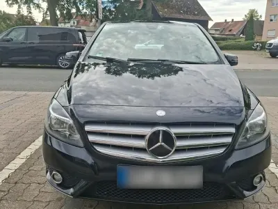 Gebraucht Mercedes B180 109 PS (80 kW) 2013 Schwarz Kleinwagen