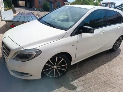 Gebraucht Mercedes B180 122 PS (89 kW) 2012 Weiß Kleinwagen