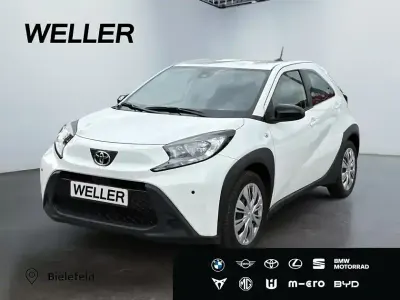 Gebraucht Toyota Aygo Play 72 PS (52 kW) 2023 Super (pure) white ii (weiss) Kleinwagen