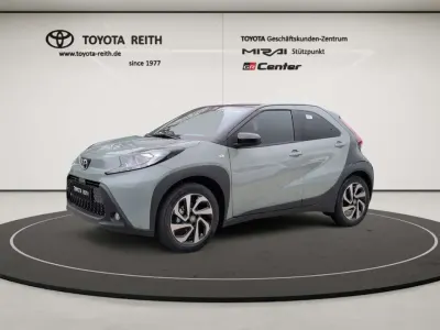 Gebraucht Toyota Aygo X 72 PS (52 kW) 2026 Urban khaki (6x3)/ black mica SUV