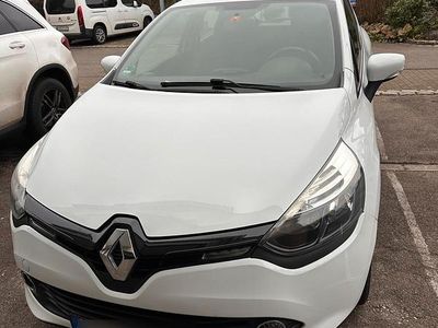 Weiß Gebraucht 2015 Renault Clio IV Collection Limousine | 6.100 € (Fairer Preis)