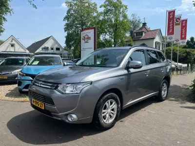 Używany Mitsubishi Outlander P-HEV Instyle 121 KM (88 kW) 2014 Szary SUV
