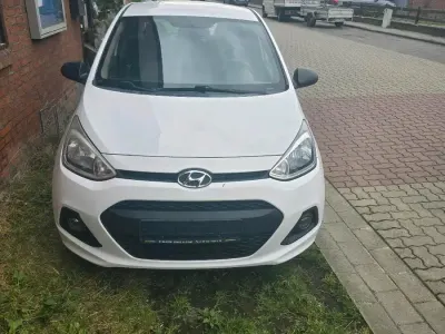 Gebraucht Hyundai i10 67 PS (49 kW) 2015 Weiß Kleinwagen