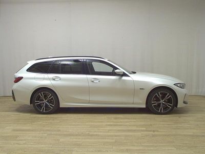 Gebraucht BMW 330e M Sport 184 PS (135 kW) 2022 Mineralweiss metallic Kombi