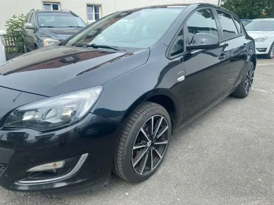 Gebraucht Opel Astra Edition 140 PS (102 kW) 2013 Schwarz Limousine