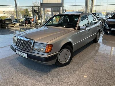 Usata Mercedes E230 132 CV (97 kW) 1991 Argento Berlina