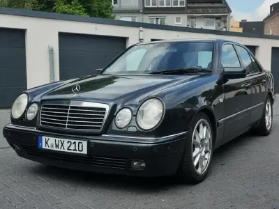 Używany Mercedes E430 Avantgarde 279 KM (205 kW) 1998 Czarny Sedan/Limuzyna