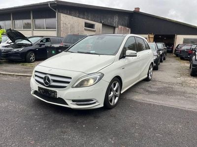 Używany Mercedes B200 AMG Edition 1 136 KM (100 kW) 2012 Biały Minivan