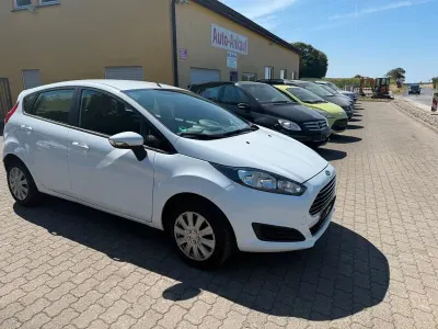 Gebraucht Ford Fiesta 82 PS (60 kW) 2014 Weiß Kleinwagen