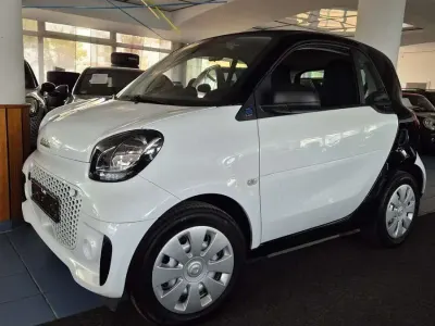 Gebraucht Smart ForTwo Coupé 60 kW (82 PS) 2022 Weiß / schwarz Kleinwagen