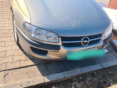 Second-hand Opel Omega 116 CP (85 kW) 1996 Auriu Berlinǎ