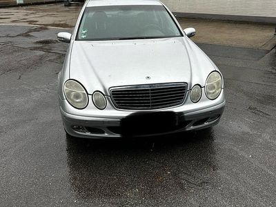Gebraucht Mercedes E220 177 PS (130 kW) 2002 Silber Limousine