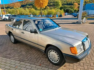Gebraucht Mercedes 230 132 PS (97 kW) 1986 Gold Limousine