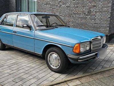 Second-hand Mercedes E230 136 CP (100 kW) 1982 Albastru Berlinǎ