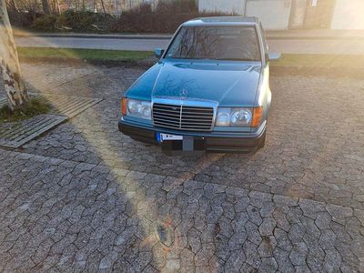 Second-hand Mercedes E230 132 CP (97 kW) 1993 Albastru Berlinǎ
