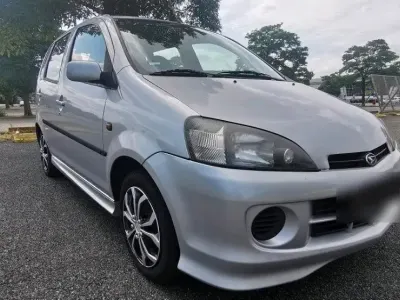 Gebraucht Daihatsu YRV 87 PS (63 kW) 2002 Silber Van / Kleinbus