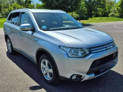 Begagnad Mitsubishi Outlander Top 121 HK (88 kW) 2015 Silver SUV