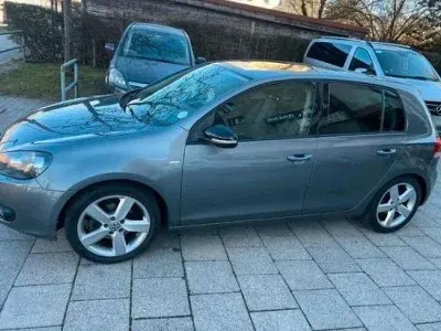 Używany VW Golf VII Trendline 105 KM (77 kW) 2012 Szary Sedan/Limuzyna