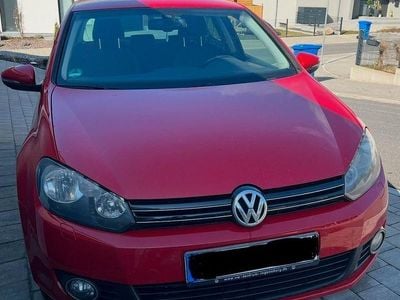 Gebraucht VW Golf VI 105 PS (77 kW) 2011 Rot Kleinwagen
