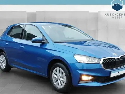 Neu Skoda Fabia Essence 95 PS (69 kW) 2025 Blau Limousine
