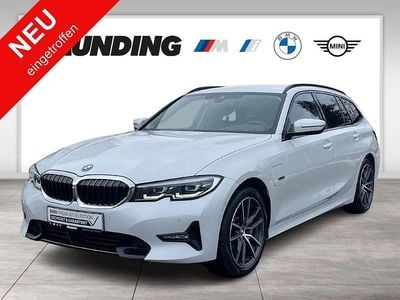 Weiß Gebraucht 2022 BMW 330e Sport Line Kombi | 31.390 € (Etwas zu teuer)