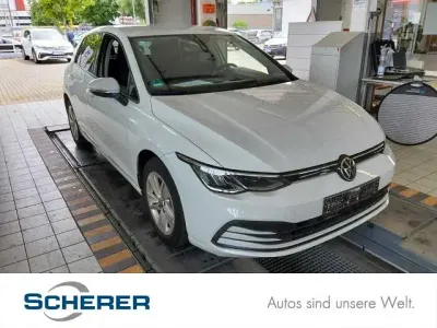 Gebraucht VW Golf VIII Life 150 PS (110 kW) 2022 Pure white Limousine