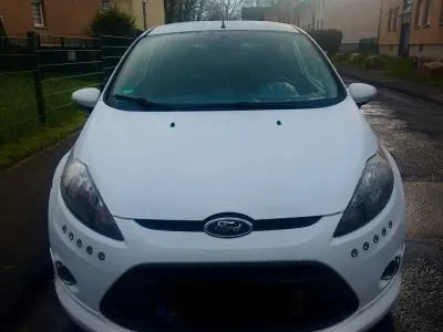 Gebraucht Ford Fiesta 82 PS (60 kW) 2011 Weiß Kleinwagen