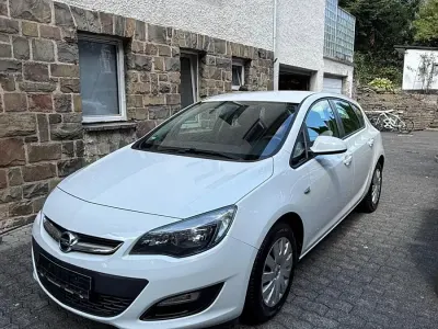 Gebraucht Opel Astra 116 PS (85 kW) 2014 Weiß Limousine