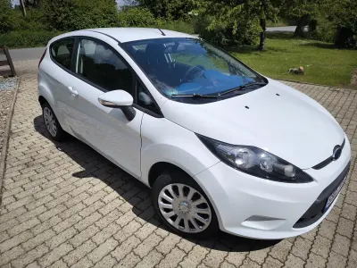 Gebraucht Ford Fiesta 60 PS (44 kW) 2010 Weiß Kleinwagen