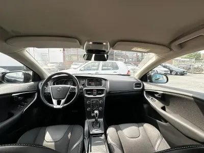 Gebraucht Volvo V40 102 PS (75 kW) 2018 Schwarz Limousine