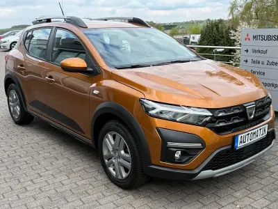 Usata Dacia Sandero Comfort 91 CV (66 kW) 2022 Oro Utilitaria