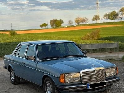 Second-hand Mercedes E230 136 CP (100 kW) 1981 Berlinǎ