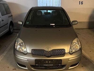 Usata Toyota Yaris 98 CV (72 kW) 2011 Grigio Utilitaria