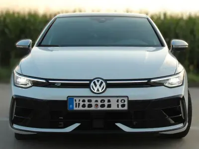 Gebraucht VW Golf VIII R 333 PS (244 kW) 2025 Weiß Limousine