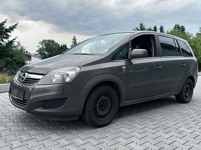 Grau Gebraucht 2011 Opel Zafira Edition Van / Kleinbus | 2.699 € (Fairer Preis)
