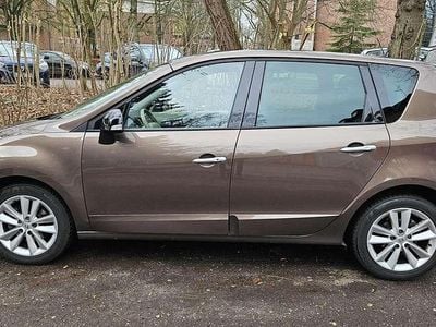 Braun Gebraucht 2011 Renault Mégane Luxe Limousine | 7.900 € (Etwas zu teuer)