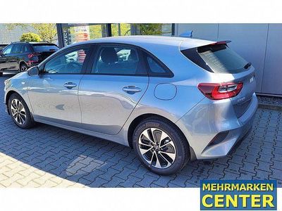 Neu Kia Ceed 140 PS (102 kW) 2025 Silber Kleinwagen